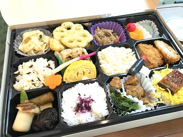 車内で販売されている松浦商店の「しまかぜ弁当」