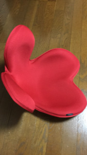 横から。この真ん中のくぼみに腰掛けます。