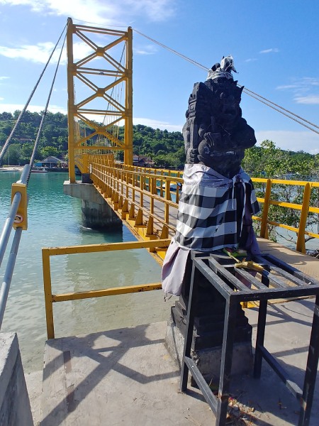 島東西への近道になるイエローブリッジ。橋の下は生活船の船着き場にもなっていて島の生活を垣間見ることができます