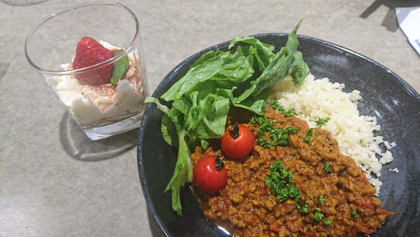 キーマカレーとティラミスの出来上がり
