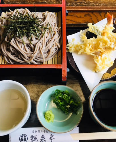 香りと歯ごたえの良い天ざるそば。