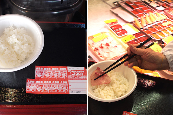 (左)チケット1枚でまずはご飯と交換(右)好きな具材をのせてもらう