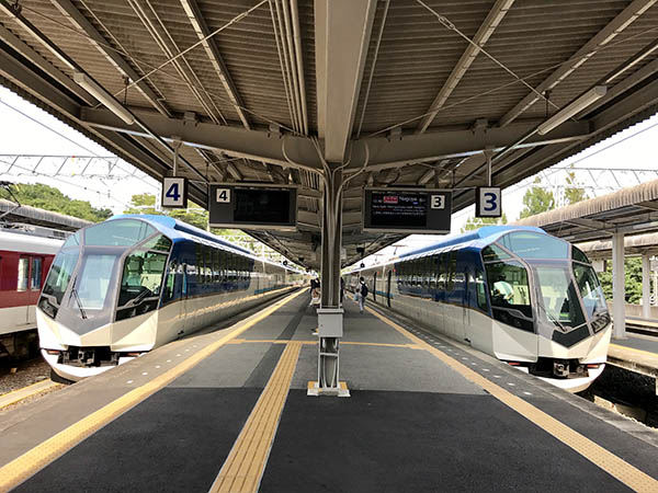 賢島駅に並ぶ特急しまかぜ。シンメトリーが美しい