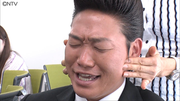 くるくる耳たぶ回しを体験するみやぞん