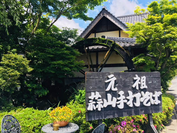 瓢泉亭。大きな水車が目印。