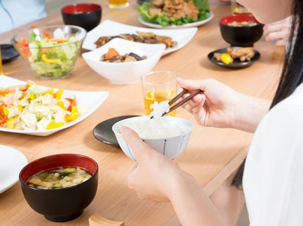 夕食も摂り方次第でストレスなくダイエットできる