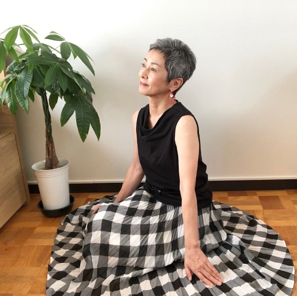 池田さんグレイヘアファッションギンガムチェック