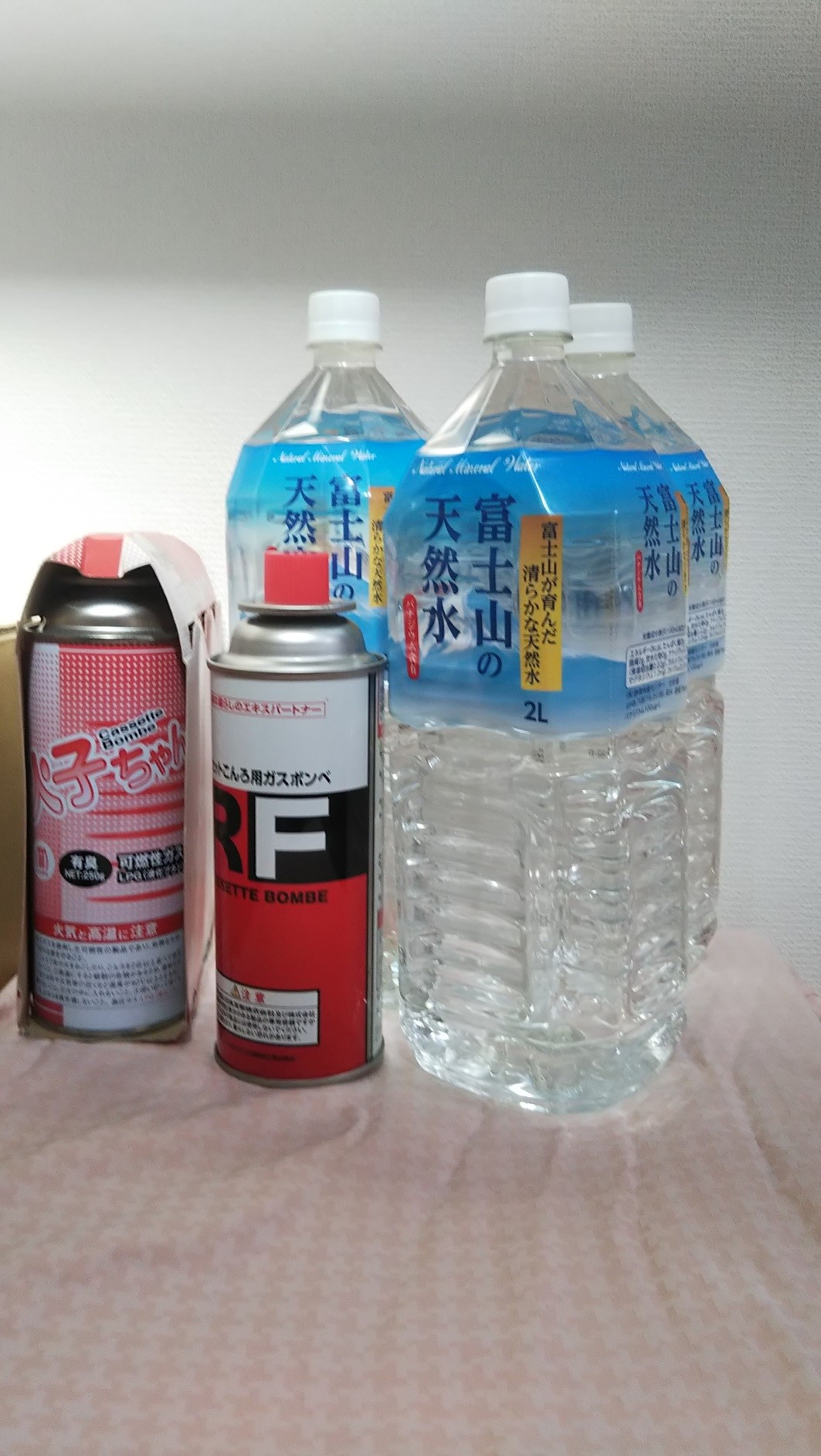 水とガスボンベ
