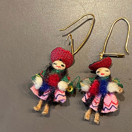 チチカカのピアスとエスニックバッグ
