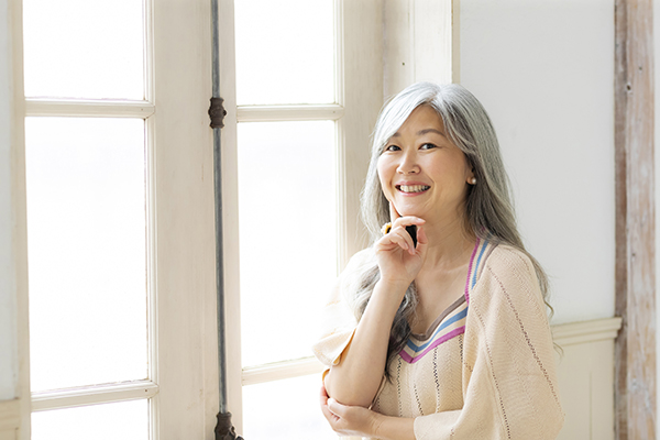 「グレイヘアにしてファッションの幅が広がった」という山中さん