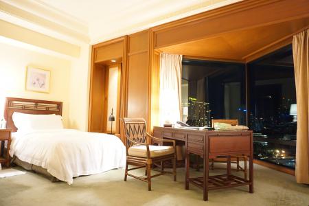 「ザ・ペニンシュラバンコク」の部屋から対岸の夜景を見る