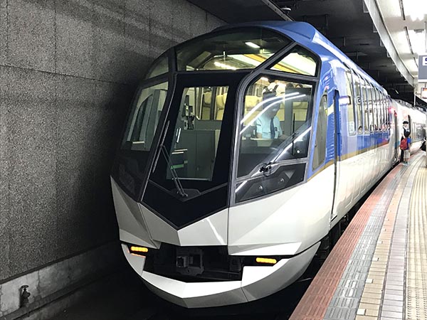 名古屋駅に停車中の近鉄特急「しまかぜ」