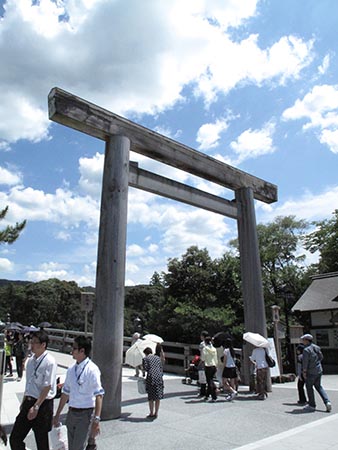 伊勢神宮の宇治橋の鳥居は20年に1度、建て替えられる