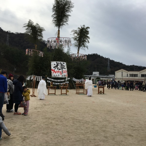 新年明けると小学校校庭で「とんど」まつり。大とんどは地域の人たちが、小とんどはPTAのパパたちが長老に教わりながらとんど櫓を建てます。そのあと餅つき大会。