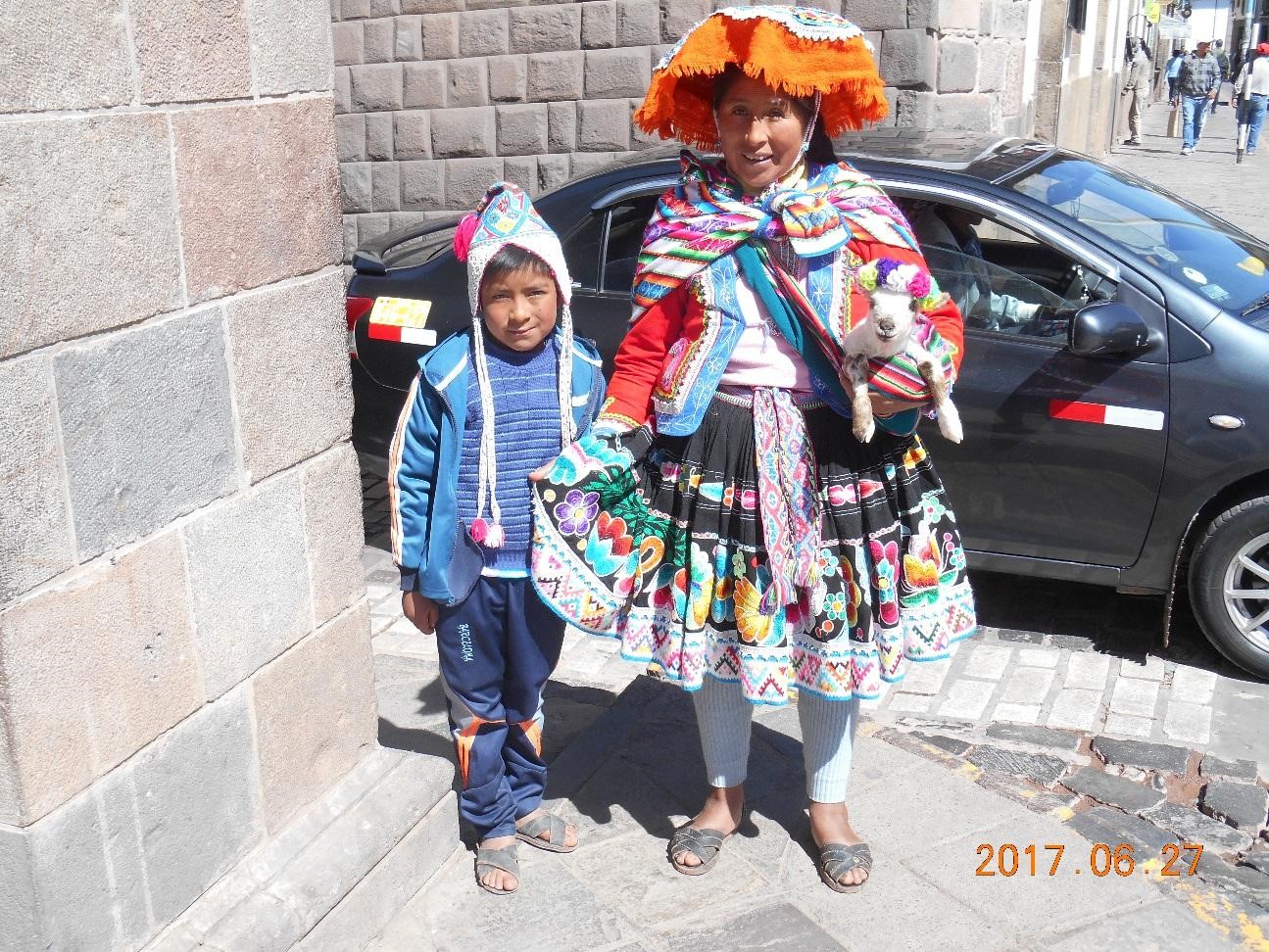 クスコ市内で観光客に1ドルで写真を撮らせる親子
