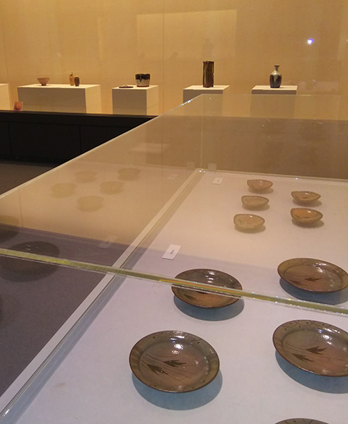 駅近くの近代図書館での展示会