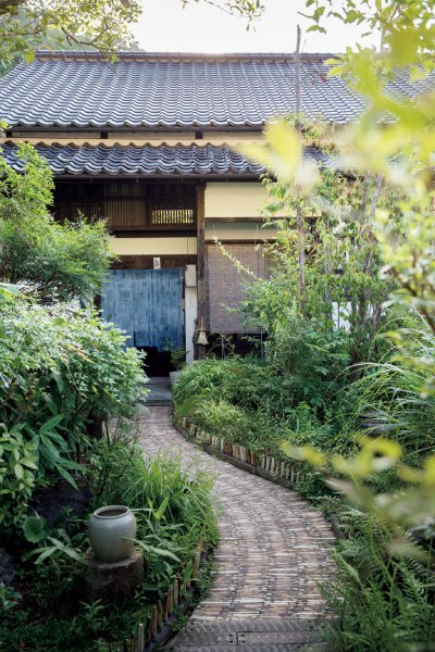 「他郷阿部家」のアプローチ。左/床の間には季節の野の花を生けてお客様を迎える。これも日本の美しい生活文化の一つ。
