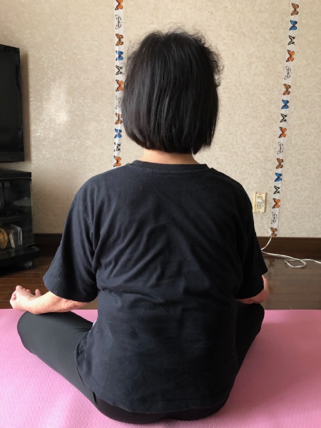 座って姿勢を見ます。右肩が下がっています
