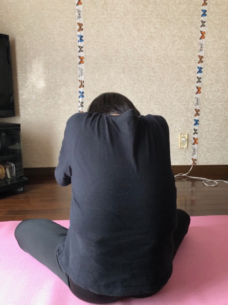 腰を丸めています。痛いときにこの姿勢をとると、少し楽です。
