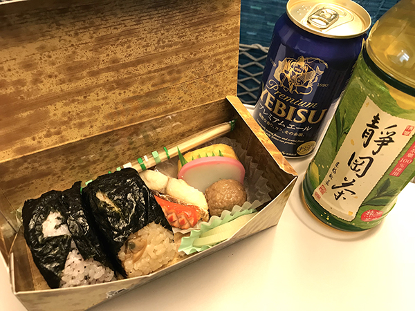 朝のみ販売されている駅弁「朝のおむすび弁当」