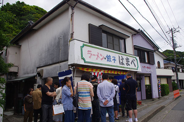 アジフライが有名な「はまべ」の行列