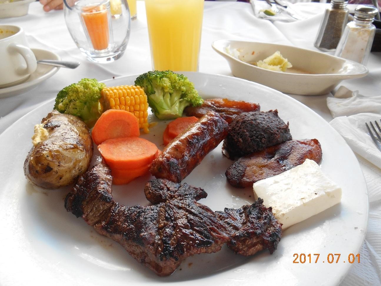 サンサルバドルのレストランの昼食 すごい迫力