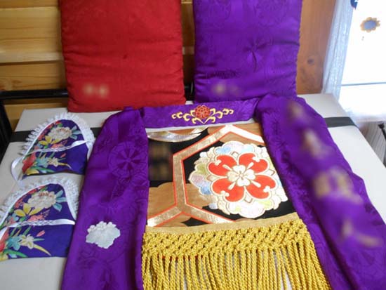 手甲、鉢巻、前垂れ、座布団。ぼかしているところには孫の名前が入っています。