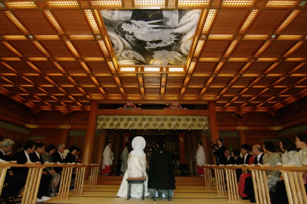 神殿での和装の結婚式