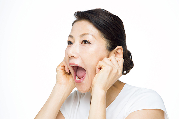 「あー」と斜め上を向いて口を開きます。