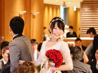 結婚式の娘。幸せそうです。