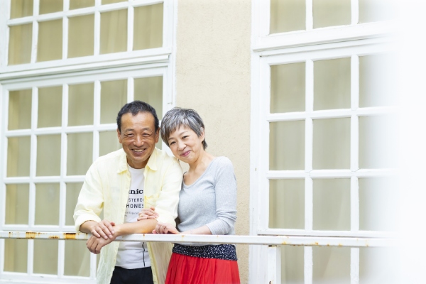ご夫婦で撮影にいらっしゃいました。夫の〇〇さんも「妻は自分から前に出ていくような性格ではなかったのですが、グレイヘアにしてから変わった気がします」とうれしそうなご様子でした