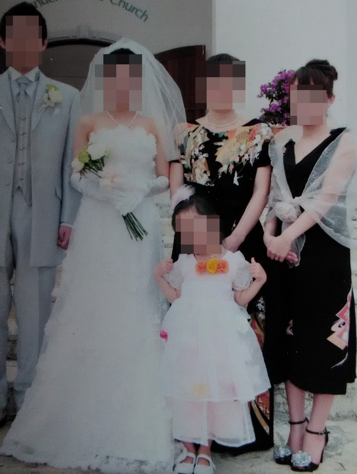写真:留袖&絵羽織からリフォームしたドレスで結婚式に参列(右の3人)