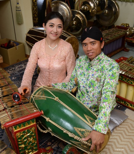 インドネシア伝統芸能集団「ハナジョス」のお二人が、演奏に加え見どころや楽しみ方を解説してくれるので、初めての方でも深く楽しめます。(写真©コミニケ)