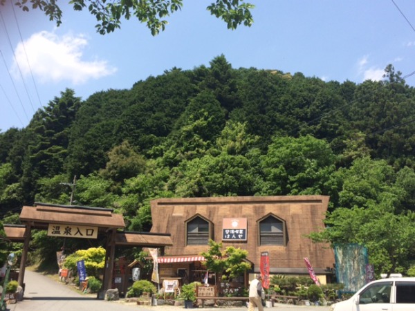自然に囲まれたレトロな雰囲気いっぱいの足湯喫茶