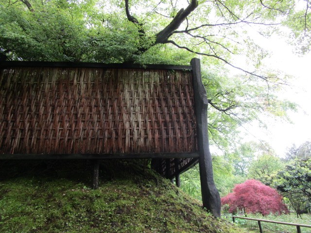 土塁の上に建つ網代塀