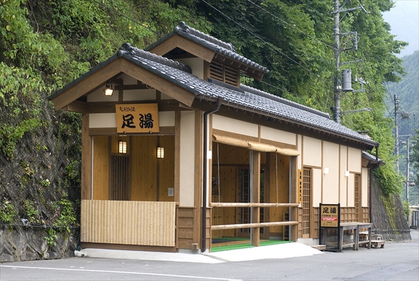 こじんまりした「もえぎの湯」の足湯。ハイカーらに大人気