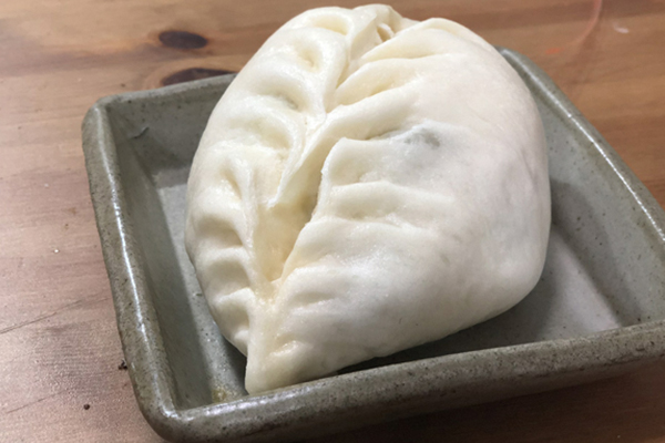 、野菜まん1個370円。持ち帰り用も1個からOK