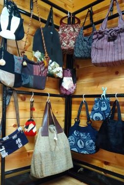畳のヘリを使った鞄(右上)や、商店の前掛けを使ったウエストポーチ(左下)