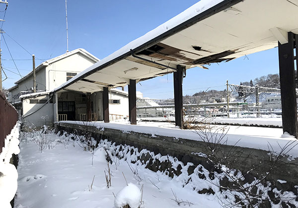 駅舎に続くホーム跡