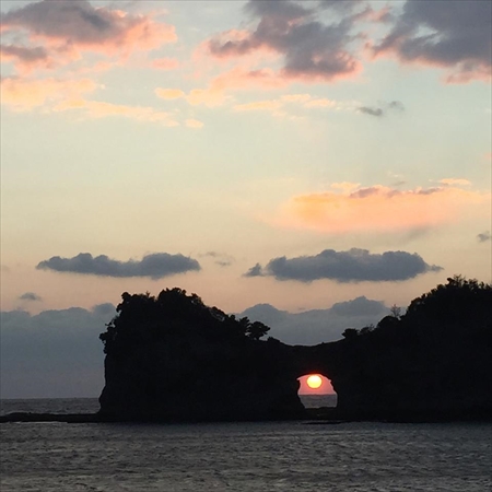 白浜のシンボルとして親しまれる「円月島」