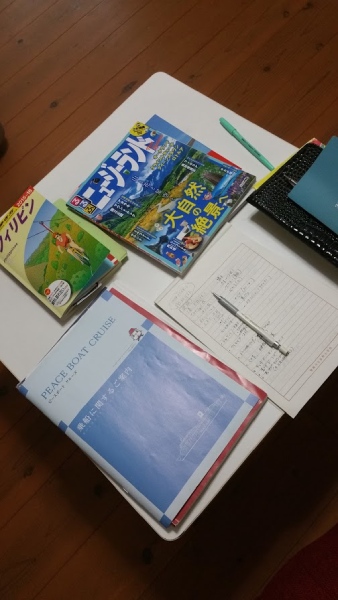 机の上は資料でいっぱい。やっと計画の詰めが進み始めました