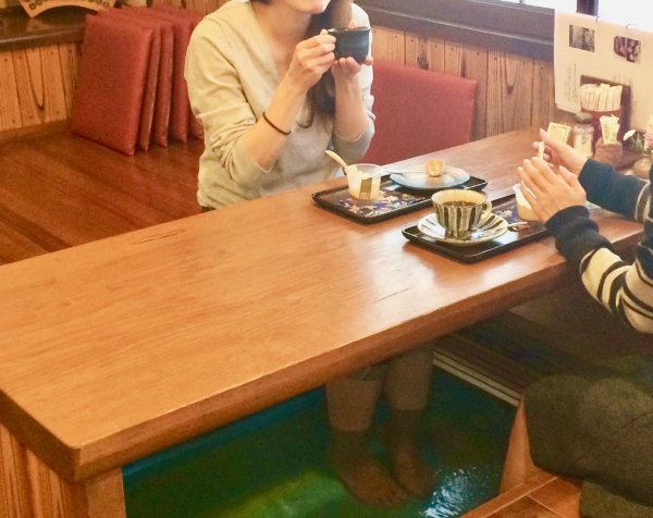 掘りごたつの座敷でゆったりと足湯を楽しめます