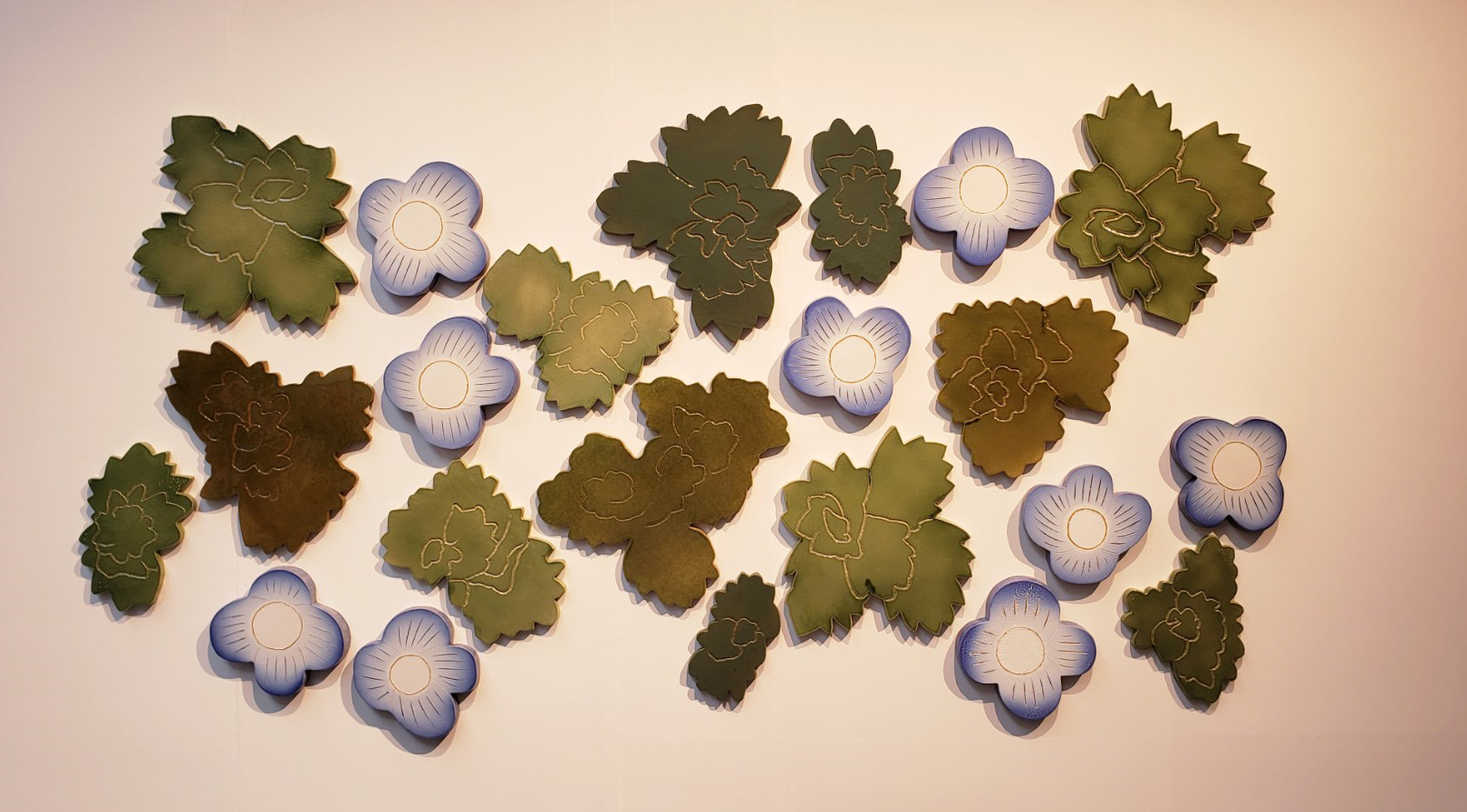 壁面に飾られたブルーの花色がやさしい《オオイヌノフグリ》のレリーフ