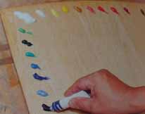 ペーパーパレットに絵具を出し、色を混ぜる