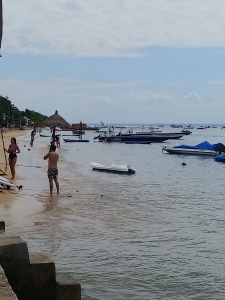レンボンガン島は海の水も驚くほどキレイです
