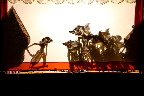 精巧な細工の人形が人気の高い影絵芝居「ワヤン」も上演。