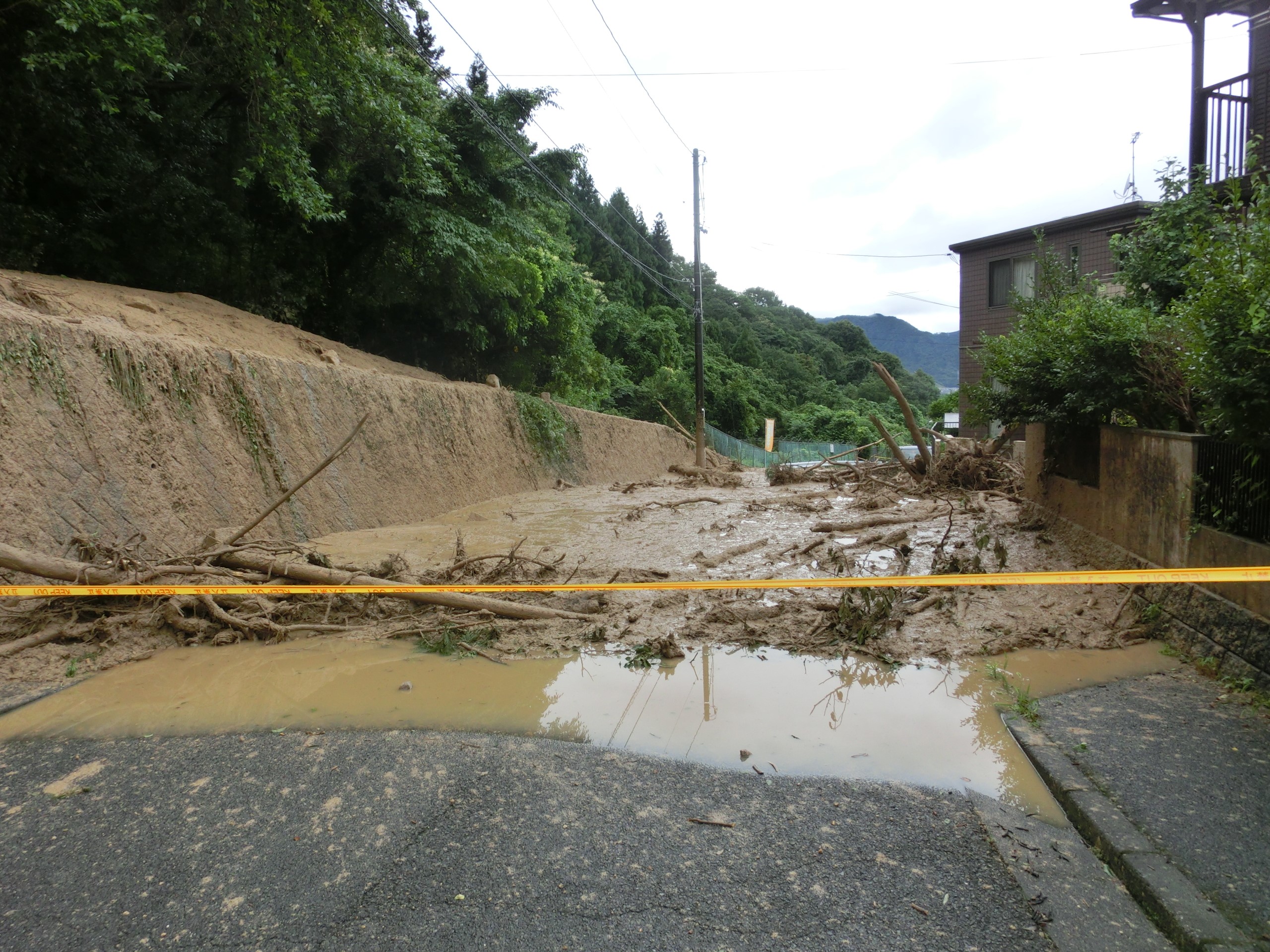 道に流れ込んだ土砂