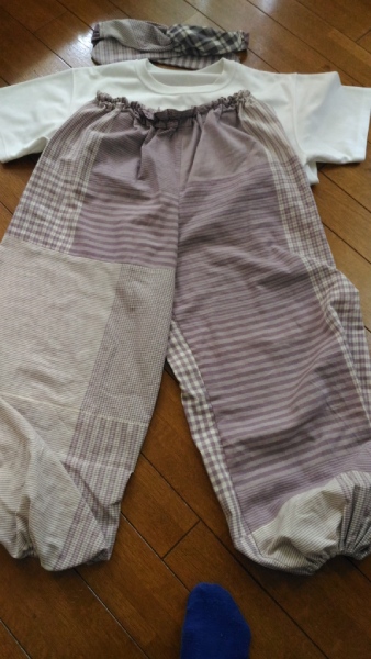 毎年作っているパンツ。今年はターバンとおそろいの布で作ってみました