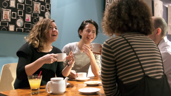 講師と生徒との会話シーン