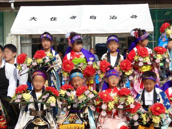 演目「花笠」。今回作った衣装を着た孫息子は前列の左端。